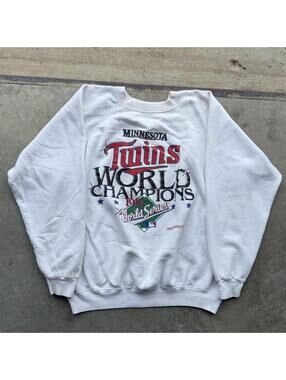 Vintage 1987 Minnesota Twins champions white crewneck women’s medium cropped fit